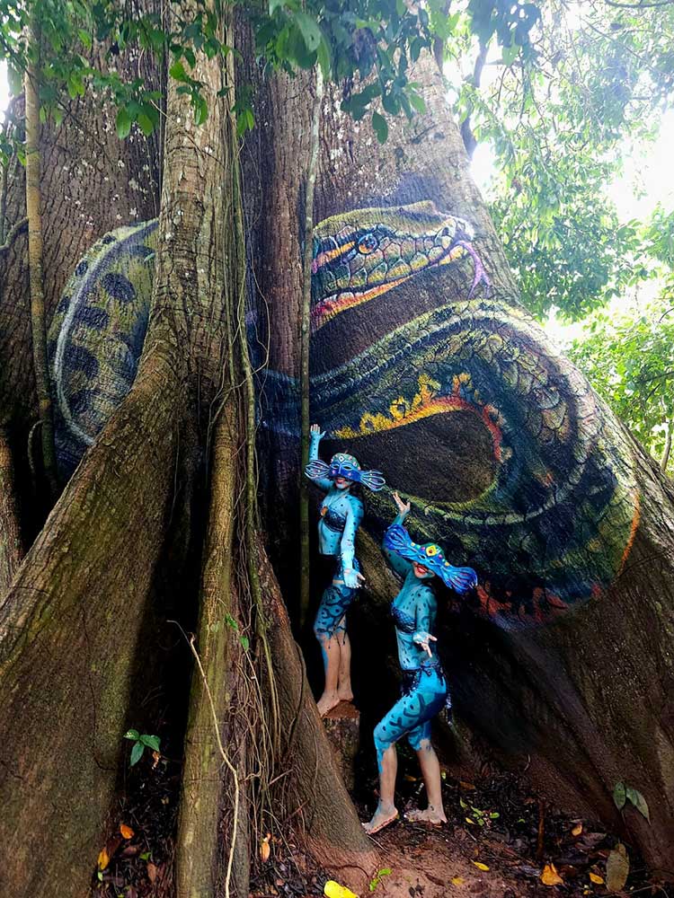 pintura en arbol lago chambira